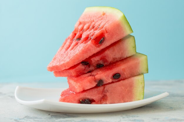 Chiuda sulla foto della fetta dell'anguria matura. L'anguria è un frutto naturale, quindi dolce freschezza dopo aver mangiato. Cibo per l'estate