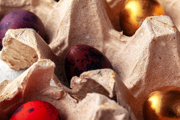 Chiuda sulla foto delle uova dipinte pronte per Pasqua