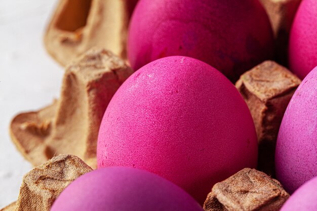 Chiuda sulla foto delle uova dipinte pronte per Pasqua