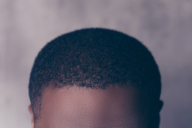 Chiuda sulla foto ritagliata dei capelli neri dell'uomo afroamericano