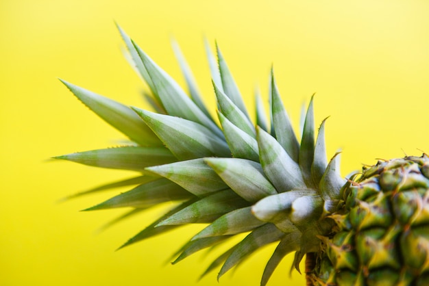 Chiuda sulla frutta fresca dell&#39;estate dell&#39;ananas su un giallo