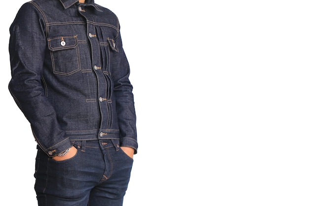 Chiuda sulla giacca del denim dei jeans isolata su fondo bianco