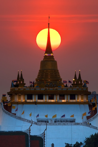 Chiuda sulla montagna dorata a bangkok con il tramonto