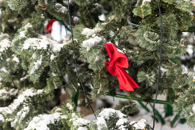 Chiuda sulla pallina decorata delle sfere dell'albero di Natale e sulle ghirlande del nuovo anno