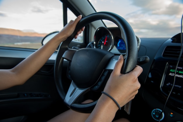 Chiuda sulla ragazza che guida un automobile