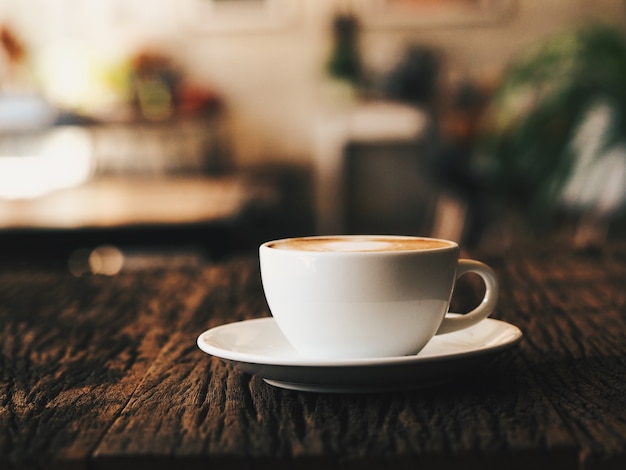 Chiuda sulla tazza di caffè in caffetteria.