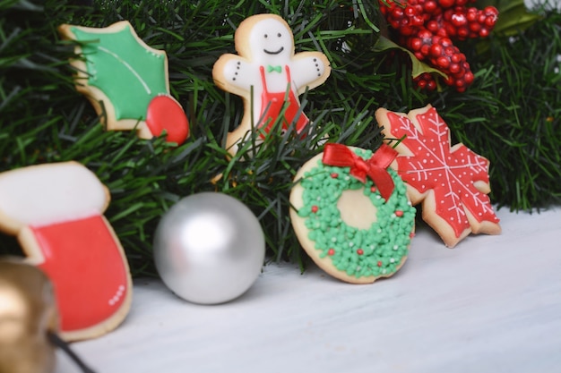 Chiuda sulla vista dei biscotti variopinti di natale con la decorazione festiva.