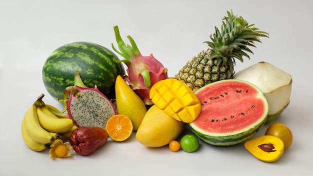 Chiuda sulla vista dell'assortimento di frutti esotici e copi lo spazio