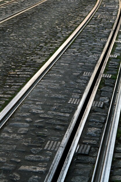 Chiuda sulla vista delle linee tranviarie elettriche urbane.