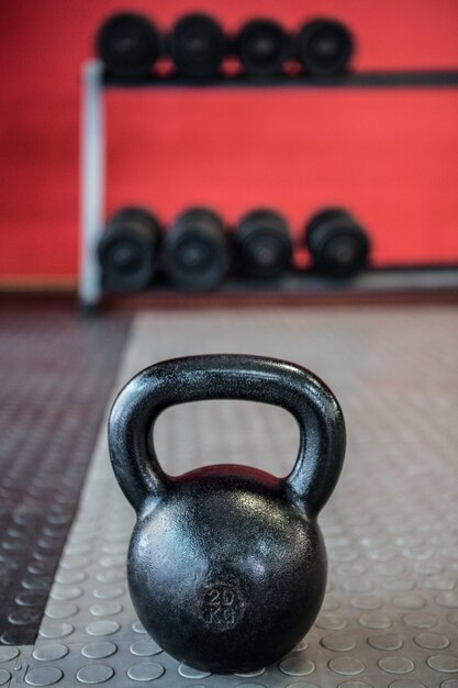 Chiuda sulla vista di kettlebell davanti ai dumbbells