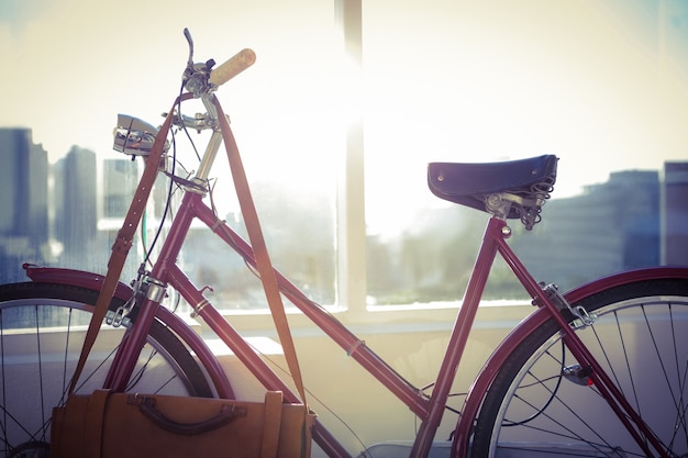 Chiuda sulla vista di una bicicletta rossa