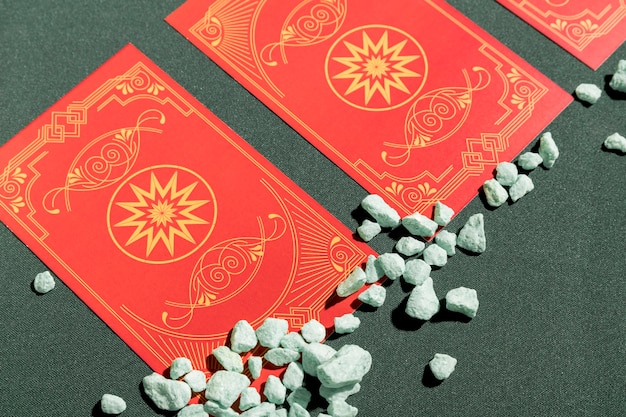Chiuda sulle carte di tarocchi rosse sul tavolo