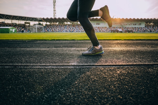 Chiuda sulle gambe del corridore di immagine sulla pista