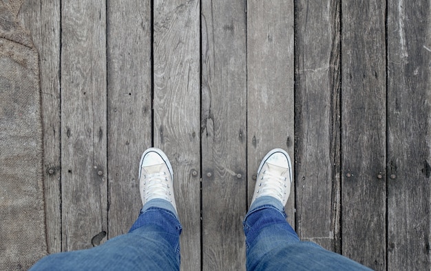 Chiuda sulle scarpe dell&#39;uomo con la camminata dei jeans