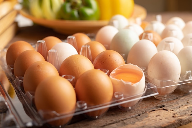 Chiuda sulle uova del pollo e dell'anatra disposte su una tavola di legno