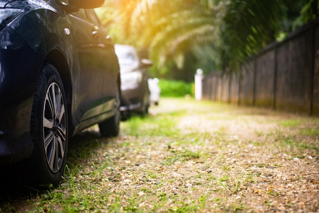 Chiudasi in su di nuovo parcheggio dell&#39;automobile sulla strada asfaltata