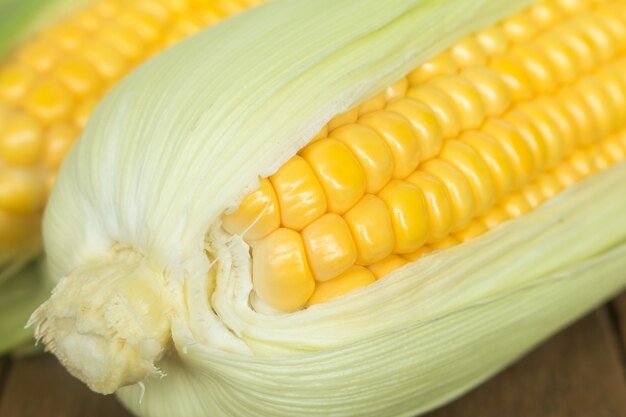 Chiudere freschi corns sul tavolo di legno.