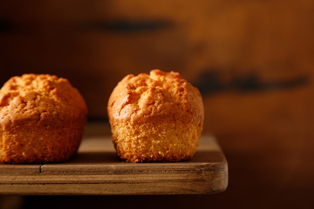 Chiudere i cupcakes al forno alla vaniglia con ribes su un tavolo di legno