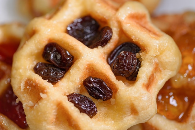 Chiudere i waffle freschi con sopra l'uvetta essiccata