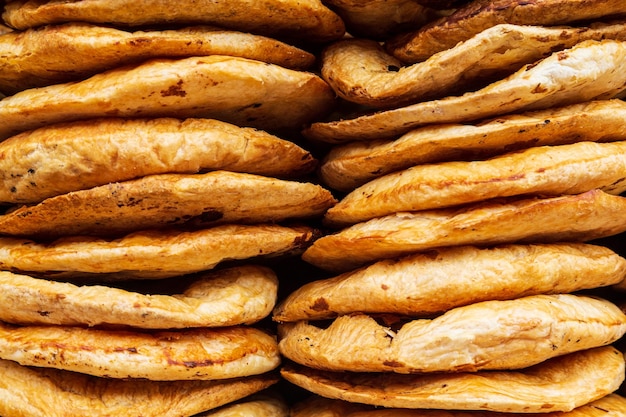 Chiudere il pane sul mercato Raja a Rawalpindi, Pakistan