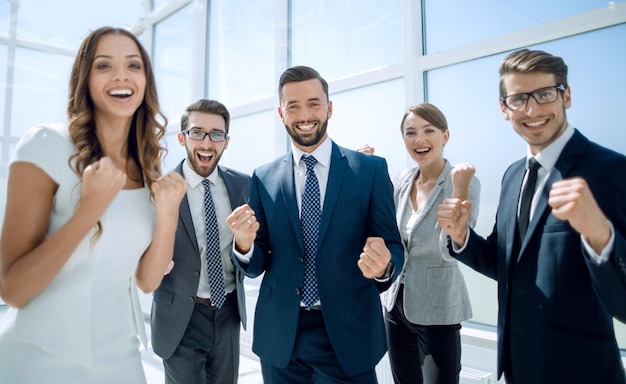 Chiudere il team di affari incoraggiante in piedi nel concetto di successo dell'ufficio