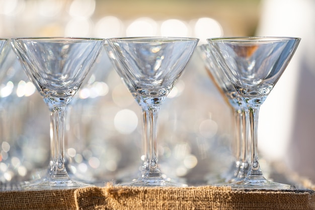 Chiudere il vetro organizzato sul tavolo in campo astratto nel tempo di celebrazione per qualsiasi sfondo di lusso.