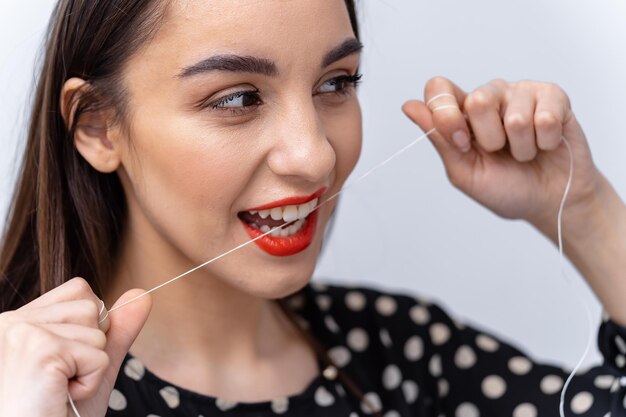 Chiudere l'assistenza sanitaria dentale. Bella giovane donna trattamento dei denti.