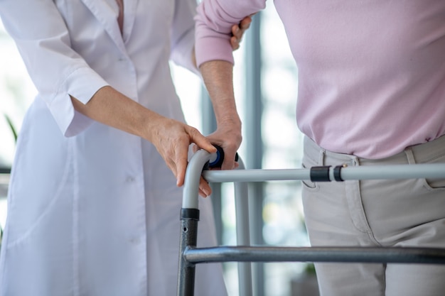 Chiudere l immagine di una donna con il deambulatore e un medico