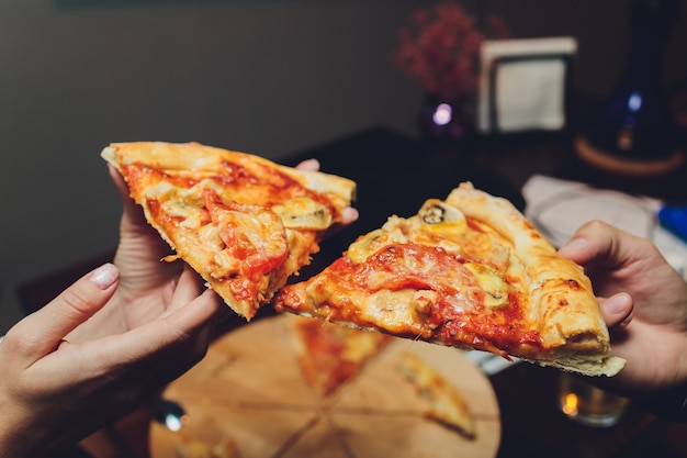 Chiudere l immagine di una donna mani tenendo una fetta di pizza.