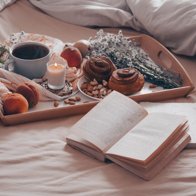 Chiudere la colazione a letto con caffè