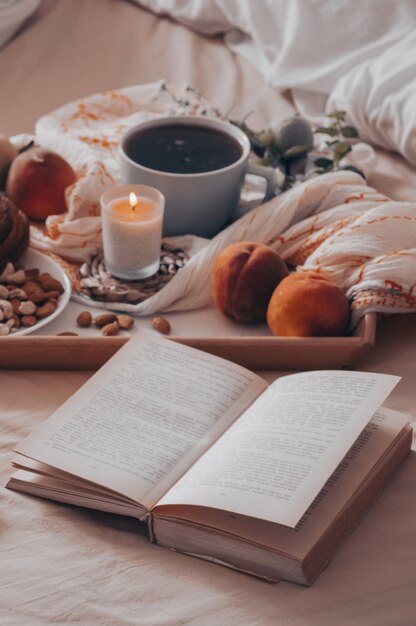 Chiudere la colazione a letto con caffè