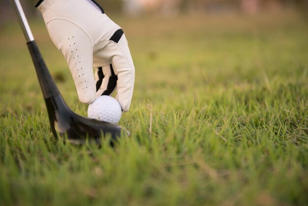 Chiudere la mano del giocatore di golf mettere il golf da grassThailand persone