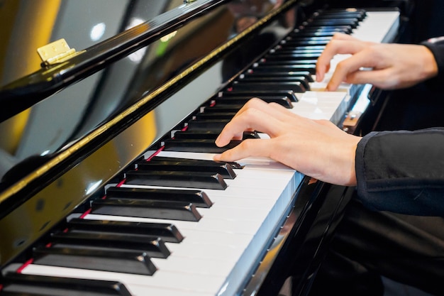 Chiudere la mano del musicista suonare il pianoforte