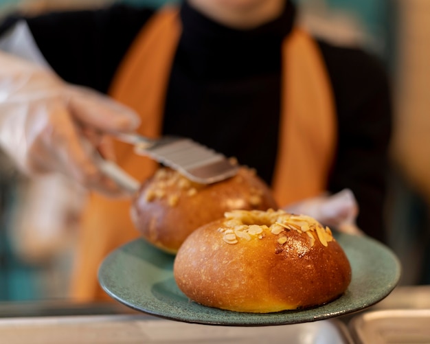 Chiudere la mano mettendo la pasta sulla piastra