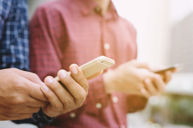 chiudere la mano utilizzando sul telefono cellulare