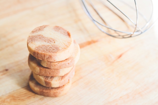 Chiudere la pila di biscotti fatti in casa