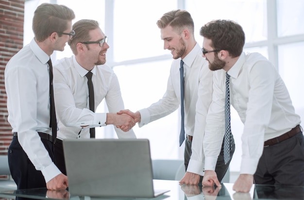 Chiudere la stretta di mano del personale vicino al Desk