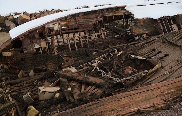 Chiudere la superficie della vecchia barca di legno del vecchio cantiere navale