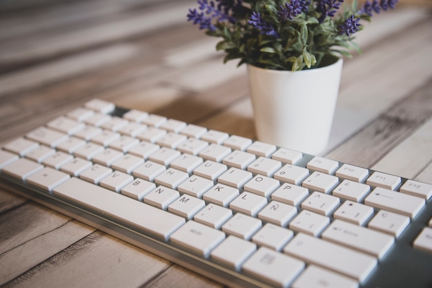 Chiudere la visualizzazione di una moderna tastiera Pc bianca con fiori