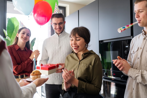 Chiudere le persone che festeggiano insieme