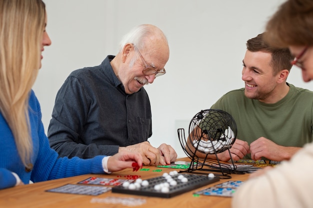 Chiudere le persone che giocano a bingo insieme