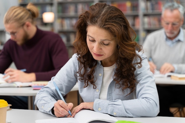 Chiudere le persone che studiano in classe