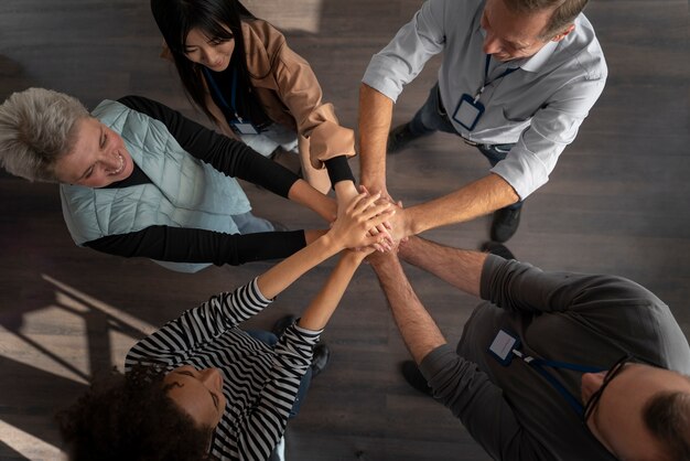 Chiudere le persone che uniscono le mani