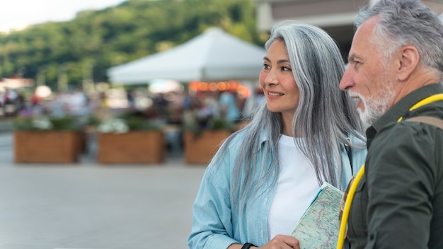 Chiudere le persone sorridenti con la mappa