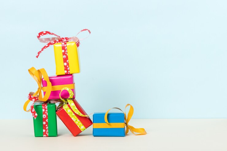 Chiudere le scatole regalo colorate