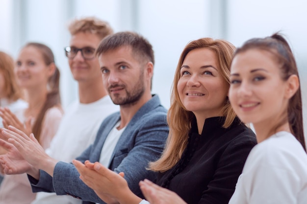 Chiudere un gruppo di giovani diversi che applaudono foto con spazio di copia