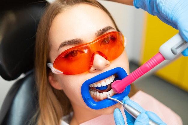 Chiudere un paziente durante una procedura professionale di pulizia dei denti in clinica