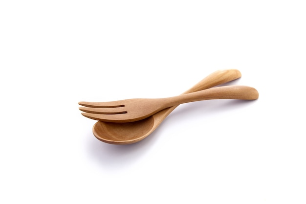 Chiudere una forchetta e un cucchiaio di legno isolati su sfondo bianco