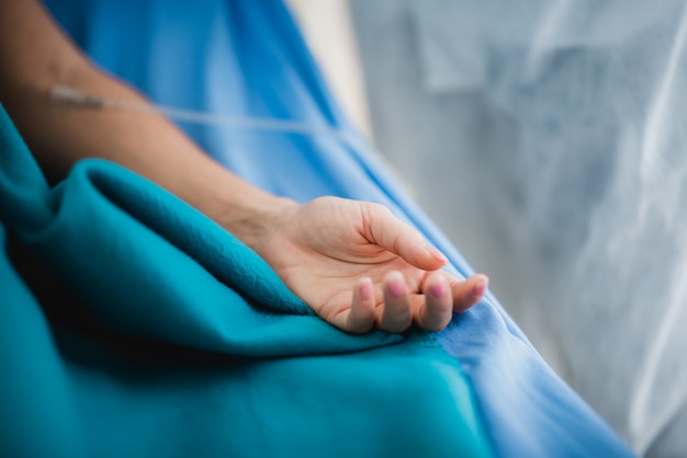 Chiudere una mano di pazienti, in una stanza al teatro della sala operatoria dell'ospedale con il medico e il personale dell'ufficio medico