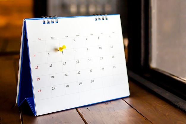 Chiudi il calendario sul tavolo marrone nelle idee di pianificazione